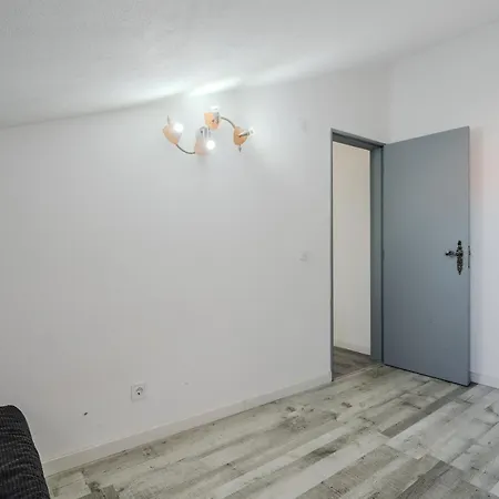 - 2 Bedrooms Center Of *