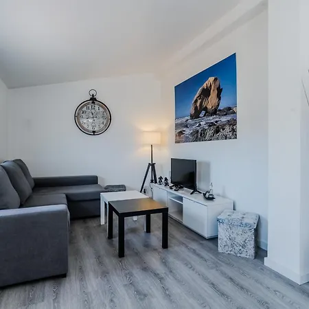 Lejlighed - 2 Bedrooms Center Of *