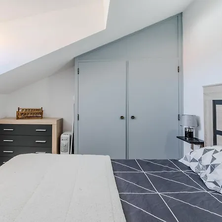 - 2 Bedrooms Center Of
